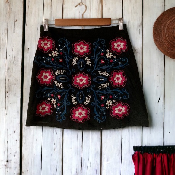Miami Embroidered Floral Mini Skirt Size SMALL - Picture 4 of 7